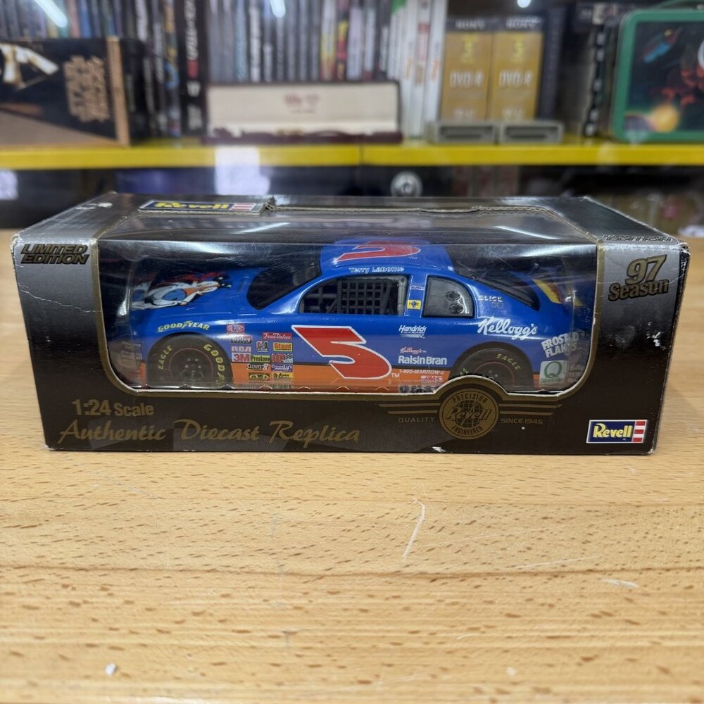 1997 Revell TERRY LABONTE #5 1:24 Scale Kelloggs Frosted Flakes Race Car